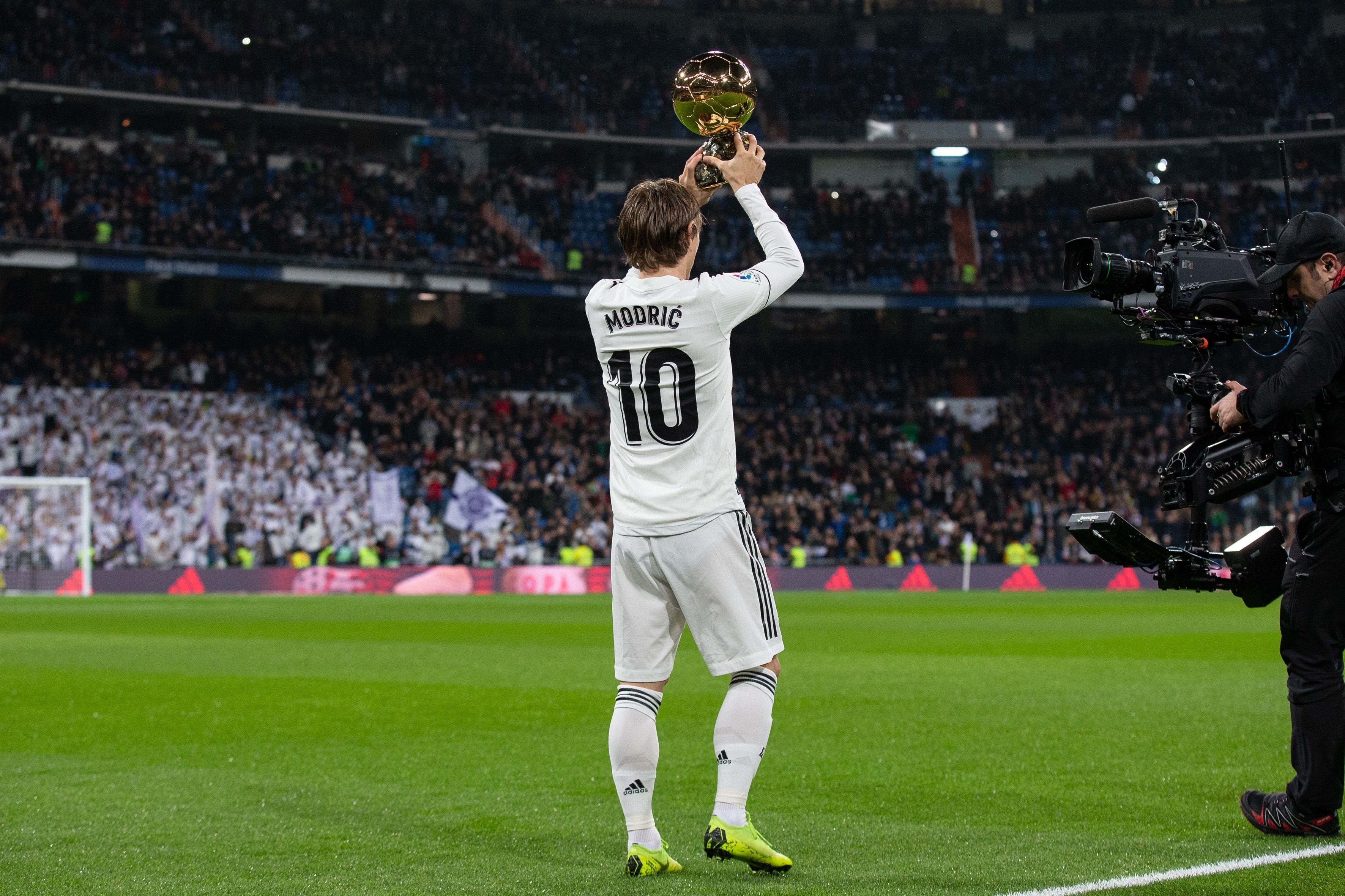 亚冠精英联赛第8轮，双料冠军上海海港主场再输球，三连败太窝囊